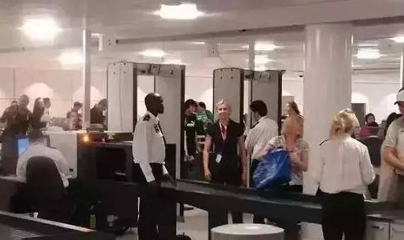 别在澳大利亚机场禁区拍照或打电话，会被罚款甚至要遣返！