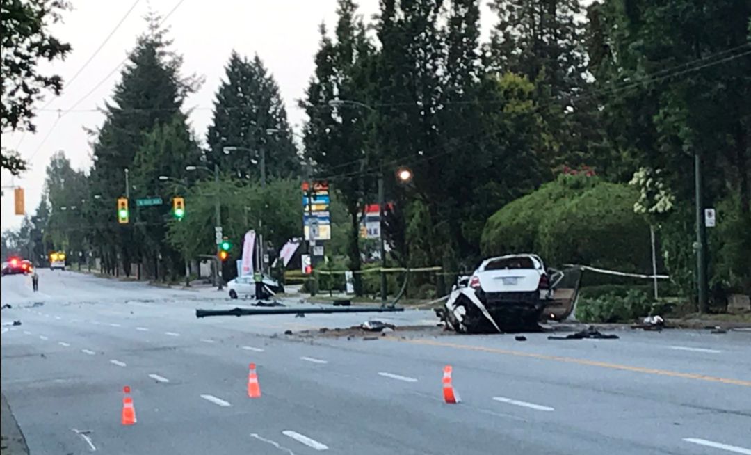 温哥华突发重大车祸 Oak街双向封路! 奔驰被撞成两截 电线杆撞倒 1人命危