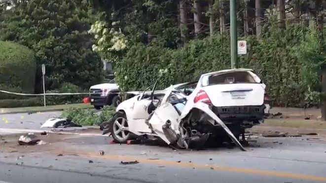 温哥华突发重大车祸 Oak街双向封路! 奔驰被撞成两截 电线杆撞倒 1人命危