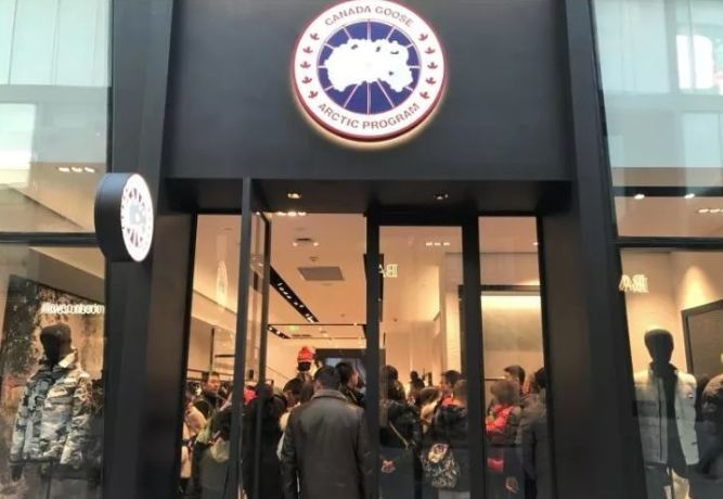 中国人不买啦? 加拿大鹅股票断崖暴跌50% 官网7.5折甩卖 跌落神坛!