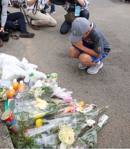 丧心病狂! 男子当街无差别砍人 19伤3死 等校车的小学生全部被捅 凶手割喉自刎