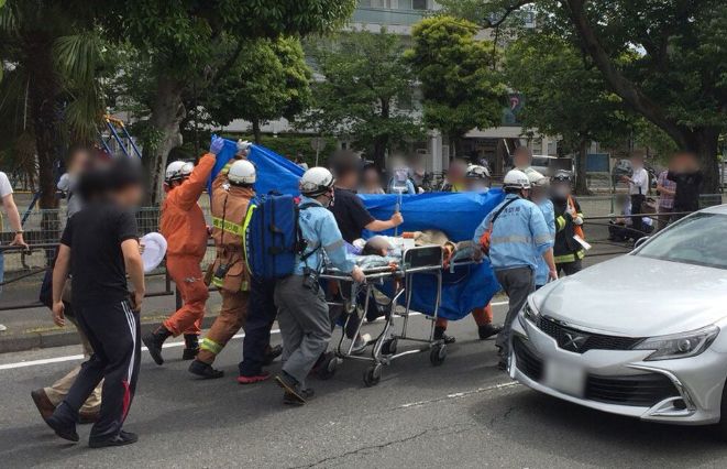丧心病狂! 男子当街无差别砍人 19伤3死 等校车的小学生全部被捅 凶手割喉自刎