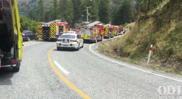 突发! 中国旅游团新西兰发生严重车祸 20人受伤 直升机出动救援