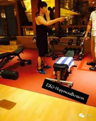EXO在酒店被针孔偷拍!成员发现镜头被吓坏了