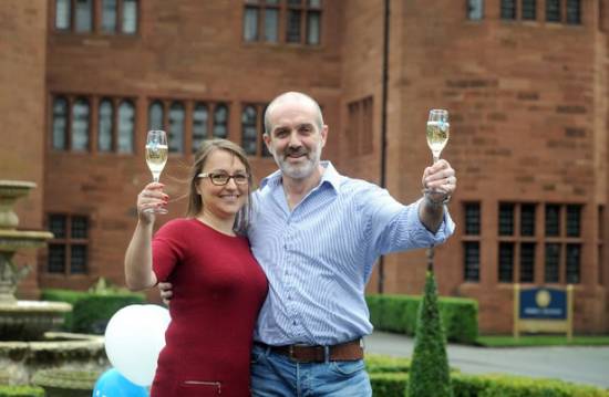 丈夫两中彩票头奖揽2300万:为患癌妻子治病