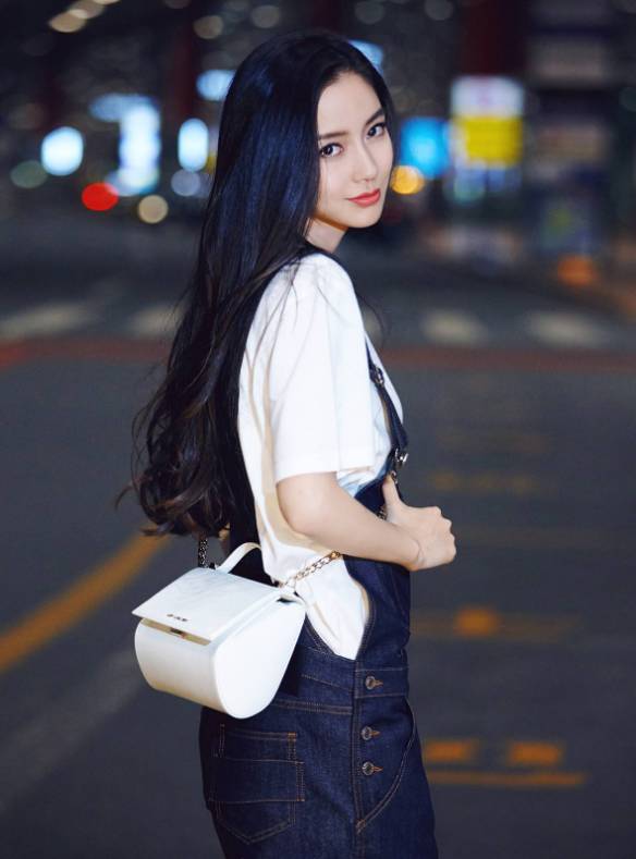 Angelababy黑白配衣服是美,可是鞋子好奇怪啊!