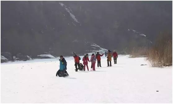 爱孩子，怎么可以不带他走冰河，爬冰瀑？