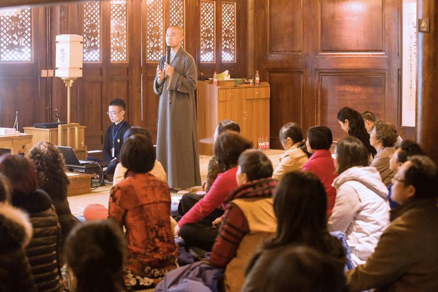 开学典礼上,宗铄法师首先介绍了灵湫学堂居士佛学班的缘起,办学