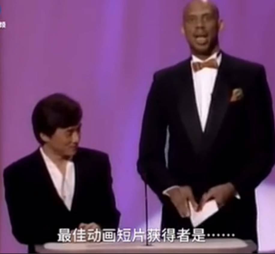 成龙和篮球巨星一起颁奖,这身高笑死了