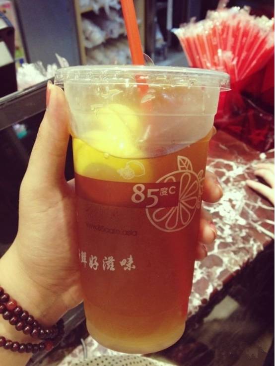 里基本人手一杯