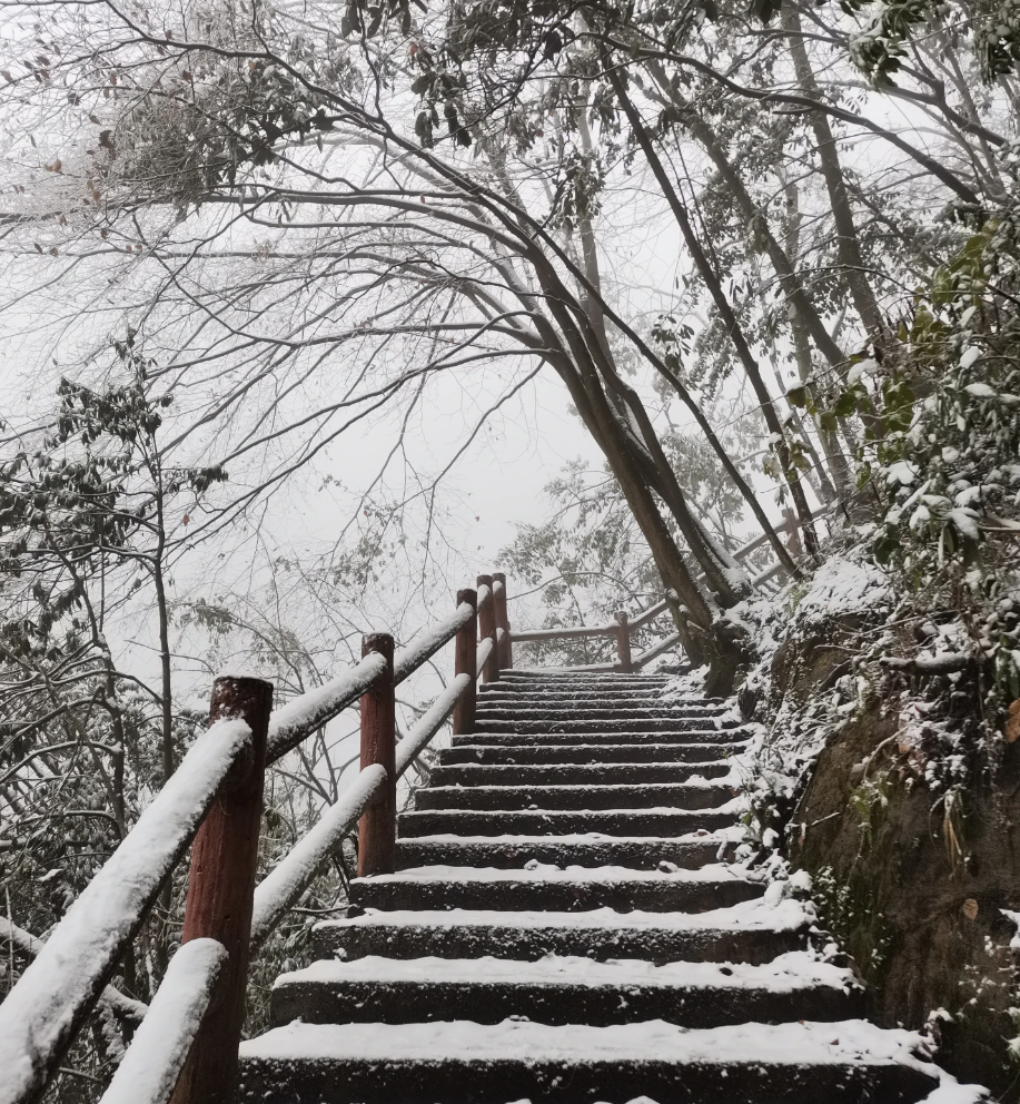 冬天的彭州九峰山,远远望去,犹如世外仙境,因为离成都不远又没有门票