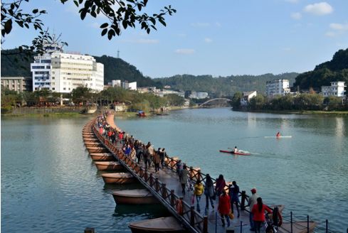 "诗人李准在五通桥旅游后,更是留下诗篇赞叹:"榕树参天五通桥,凌云