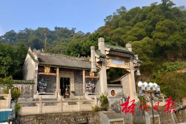 在景色秀丽的白鹤山东南麓,有一座始建于唐朝开元年间(713～714)