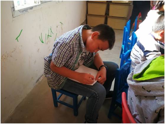 我走近他，问：“你叫什么名字，你的妈妈和爸爸现在哪里？”