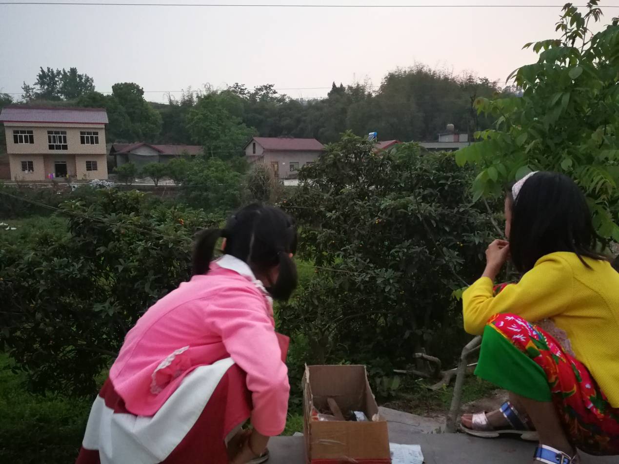 那两个小姐妹，晚上常常每个人手里捧着铁盆，盛着奶奶给下的面条，默默坐在露台上，吃着面望着远方，想着妈妈和爸爸……