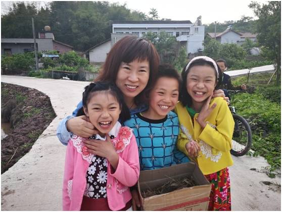 然而，“小表叔”并不总是快乐的，他告诉我，村里有时不好玩，他很想念以前在福建跟父母在一起的生活。