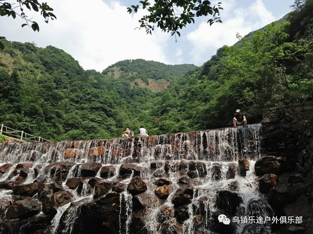 白云源风景区位于龙门山南木麓,与严子陵钓台仅一水相隔,紧挨着富春