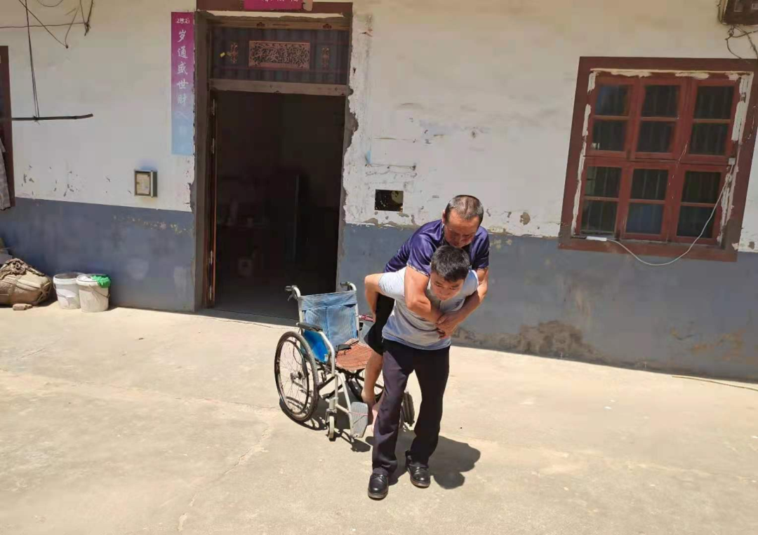 南昌县泾口乡第一书记让群众暖心接种新冠疫苗