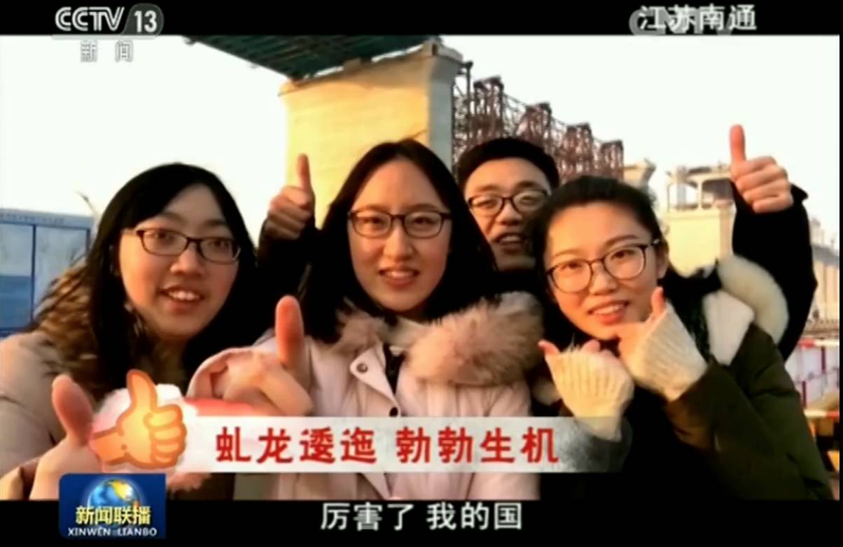 播新闻演上双簧，自拍上了新闻联播，厉害了word央视！