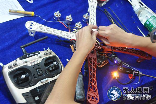 唯快不破——无人机组装总决赛进行时！