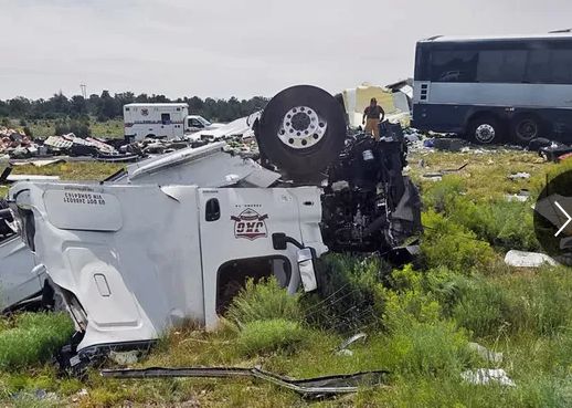 8死40伤! 灰狗巴士和大卡车高速惨烈相撞 半个车身没了! 死伤还在增加！