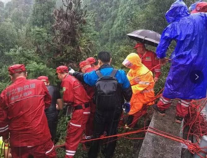 细节公布! 20岁女孩打车惨遭奸杀 割喉放血抛尸悬崖 警方要车牌号竟两次被拒