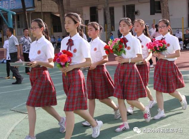 在西安的各大中学都偏爱蓝色时,爱知的校服却是黄绿色系,所以让人一