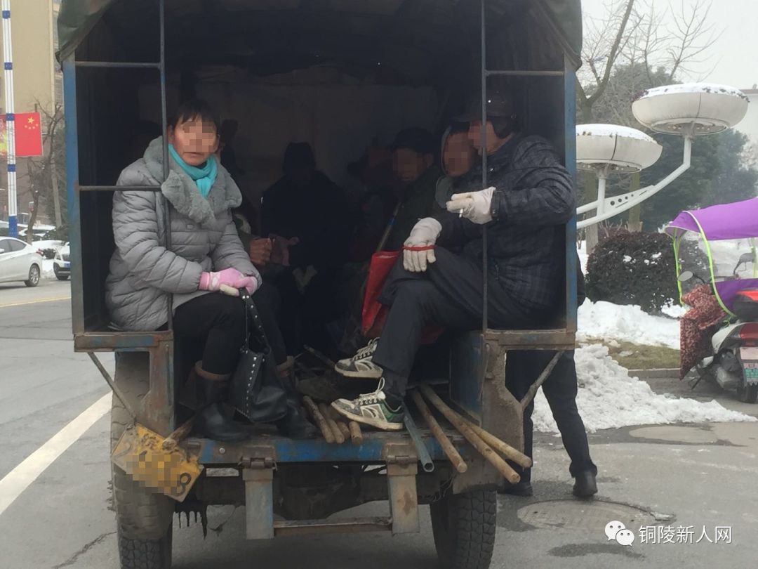 驾驶人吴某某告诉民警,这两辆车人是