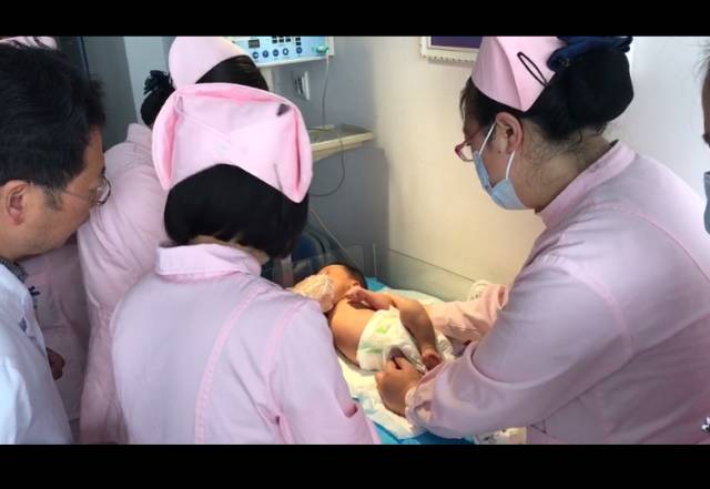 正在救治的孩子