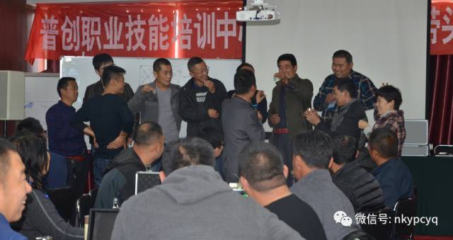 （检查学员们的滴水成果）