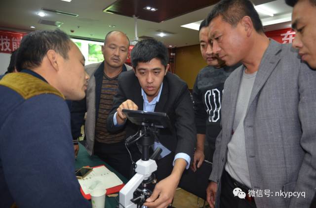 （柴老师指点学员操作）