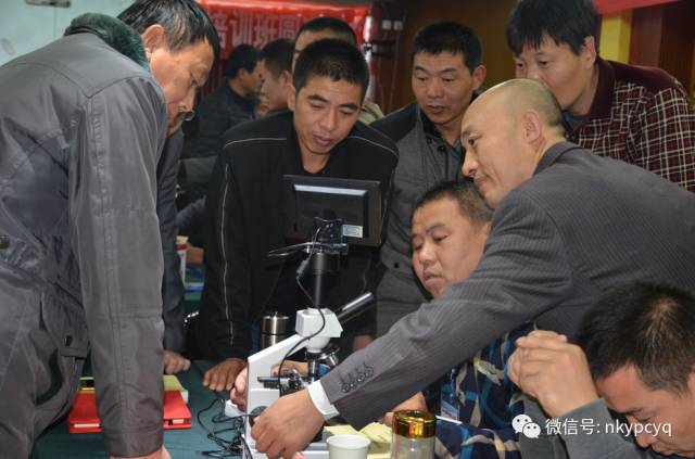 （于老师指点学员操作）