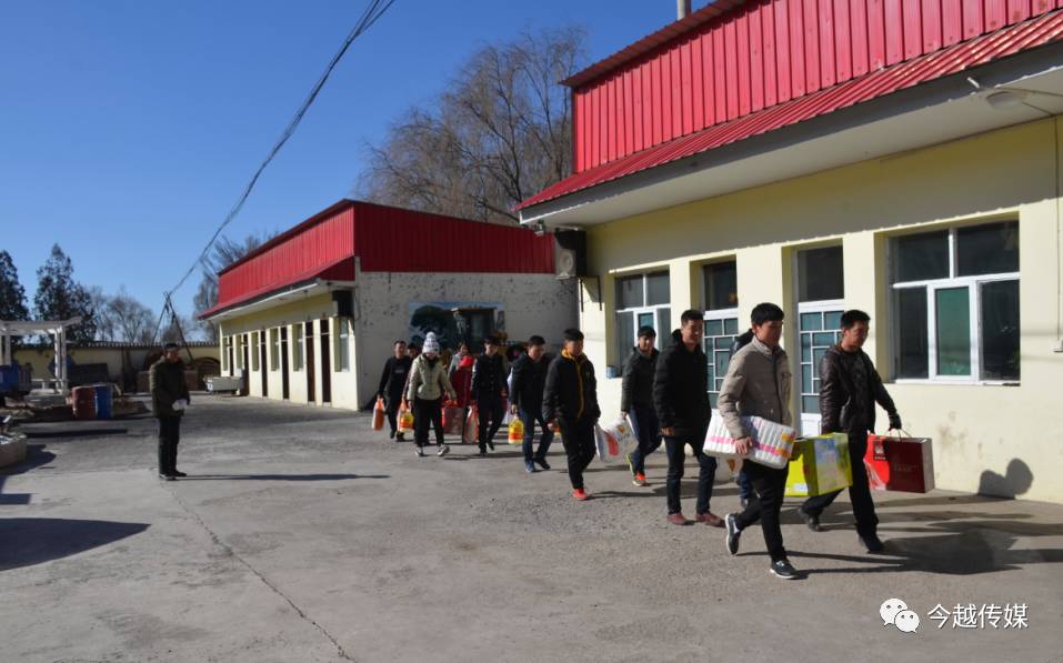 中阳县10家爱心企业关注暖泉敬老院孤寡老人