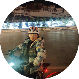 努力前行的男孩