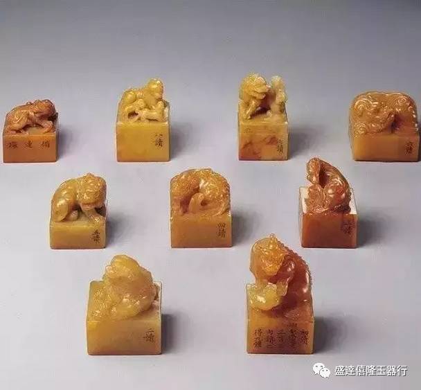 台湾故宫博物院亦收藏有一套九方的清时田黄印章《鸳锦云章》.