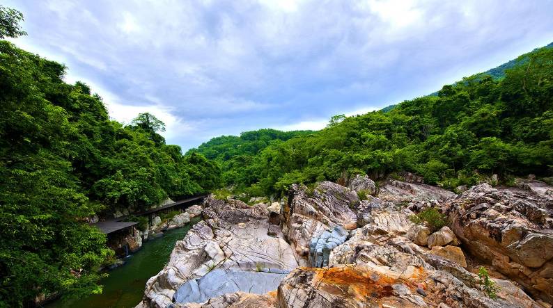 6月去海南穿什么衣服_海南少数民族铁针穿脸_海南旅游穿什么