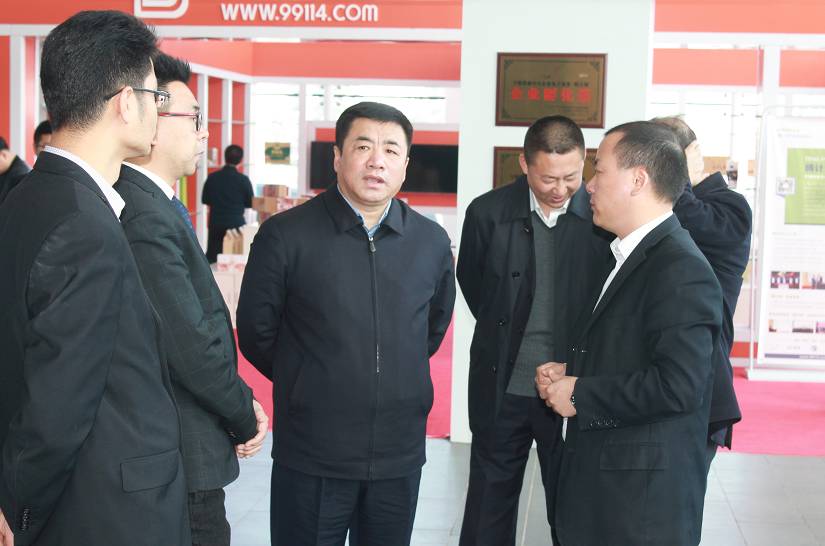 仪式上,李英男进行了致辞.