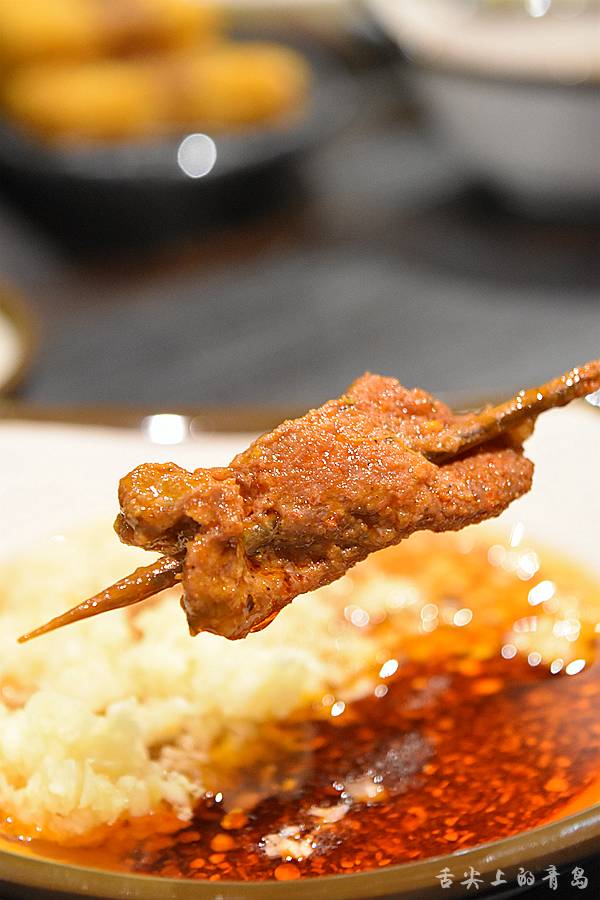 在串串界站c位的当然各类 牛肉串串,店里有香菜牛肉,孜然牛肉,芹菜