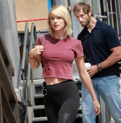 Taylor Swift街拍被玩出新高度