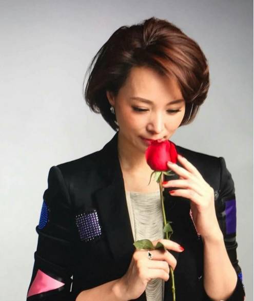 “虎爸”之下董卿的童年：一识字就背诗词、不许照镜子、初中开始打工，一度怀疑是否亲生……