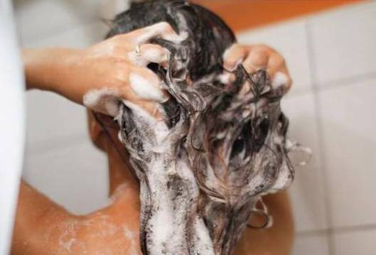 女人再这么洗头，小心头发都掉光啦