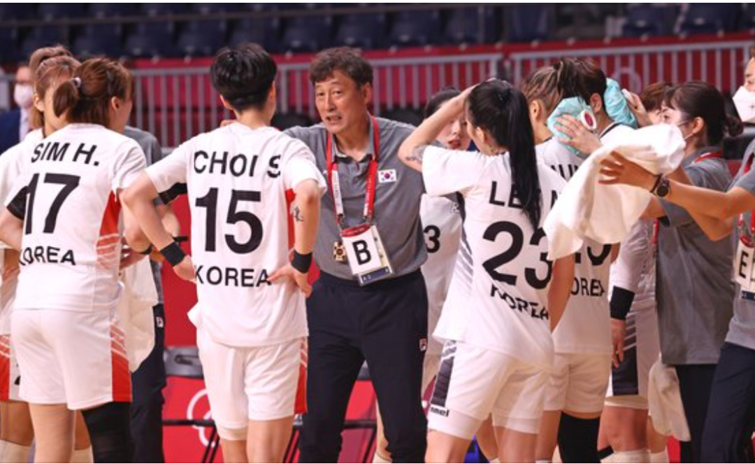 连说三遍“丢脸”，韩国教练奥运赛场边训斥队员惹争议，有人要求他辞职!