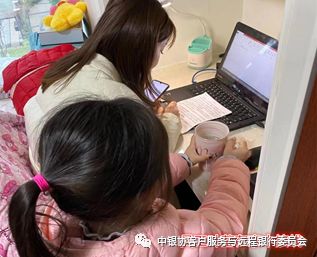 家住汉阳的程杨是一位远程银行业务代表，虽然在家中仅要求接通95568电话，但她还是穿上了标准的职业工作装。程杨表示，希望能用最好的状态来为客户提供最专业的服务，无论发生什么事，每一天都要充满元气、不能松懈。