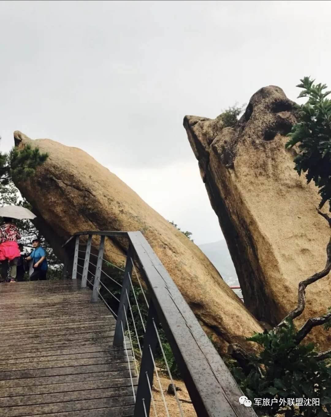 登上对桩石木栈道(鞍山千山),领略大自然的风采,欣赏北方又一个与