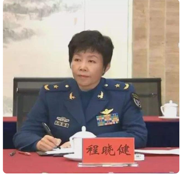 她是程晓健53岁授少将我国第一位空军女师长如今在东部战区