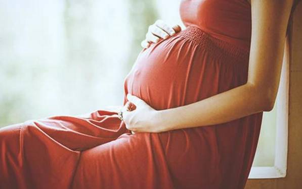 杭州51岁妈妈两年取卵19次就为再生一个!45岁以上值不值得怀孕?听听医生的说法…
