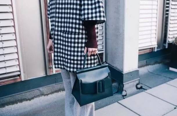 Margaret Zhang with the BOBBY 23 BOYY Bag  Street style bags, Boyy bag,  Street style