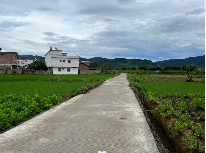 我县村内道路硬化遍地开花为民修好门前路