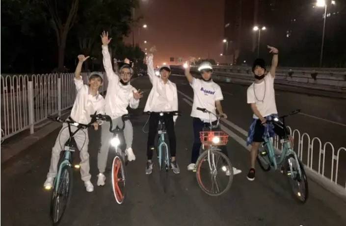 薛之谦凌晨晒出大胆照片,照片里还有TFboys、郭敬明,结果交警却找上门了...