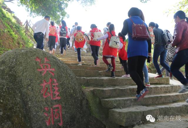 【重走革命路】红场"英雄洞"重修首次开放迎来一群小记者